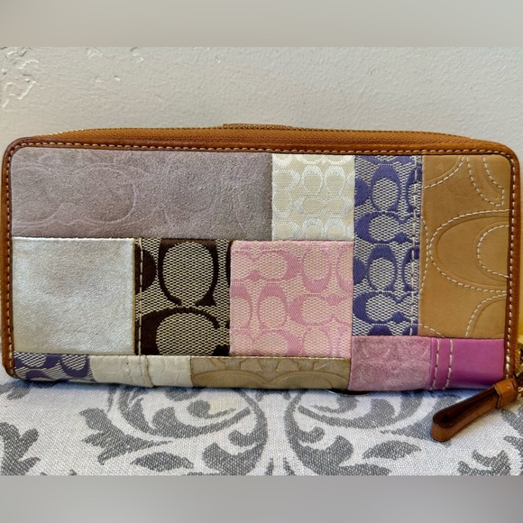 Beautiful Coach Tote Purse WITH Matching Wallet - Picture 8 of 15